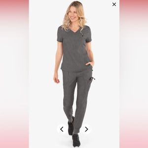 Koi Next Gen Hustle 3-pocket top + Koi 7-pocket stretch joggers